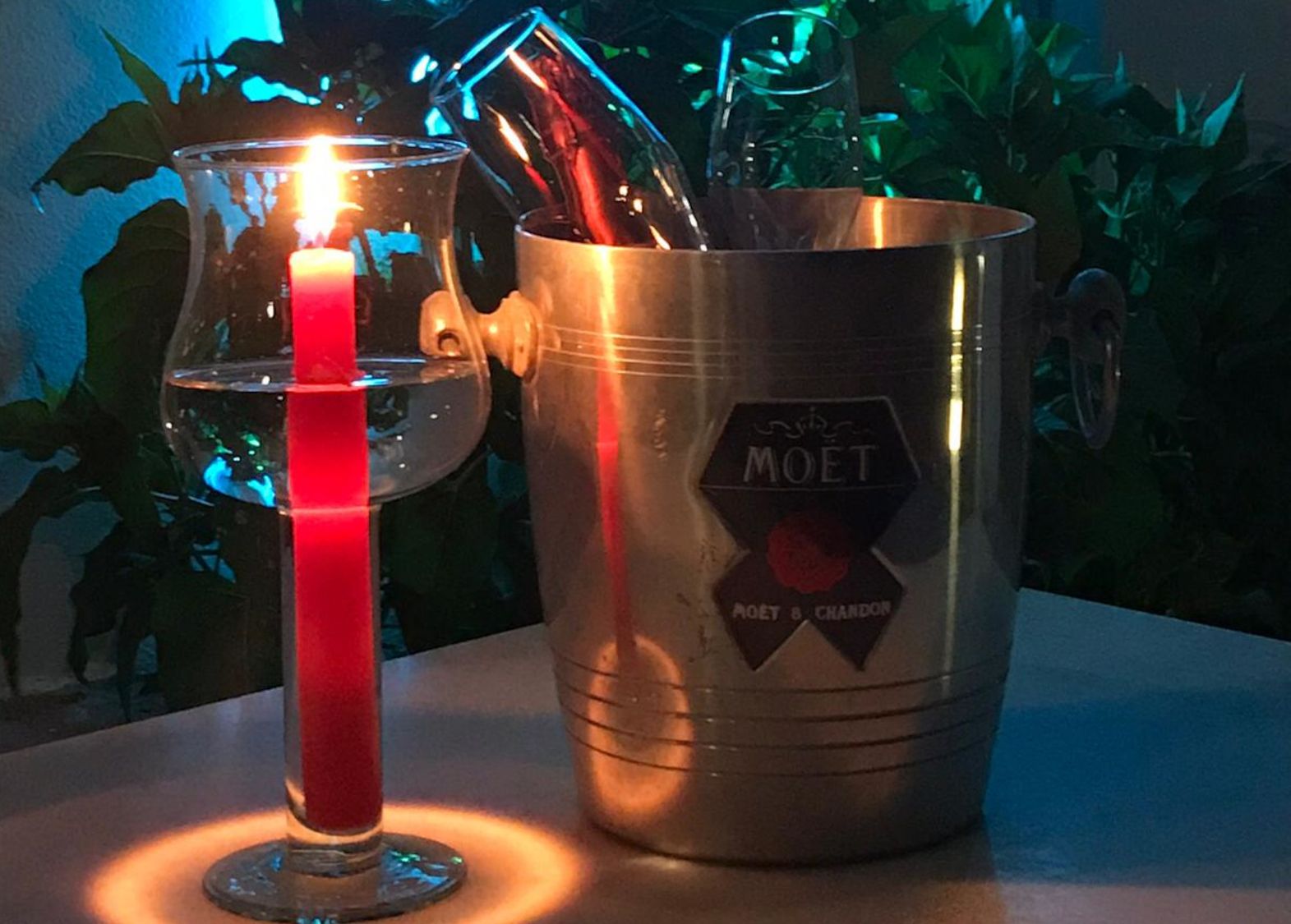Cubitera con dos copas y una vela al lado